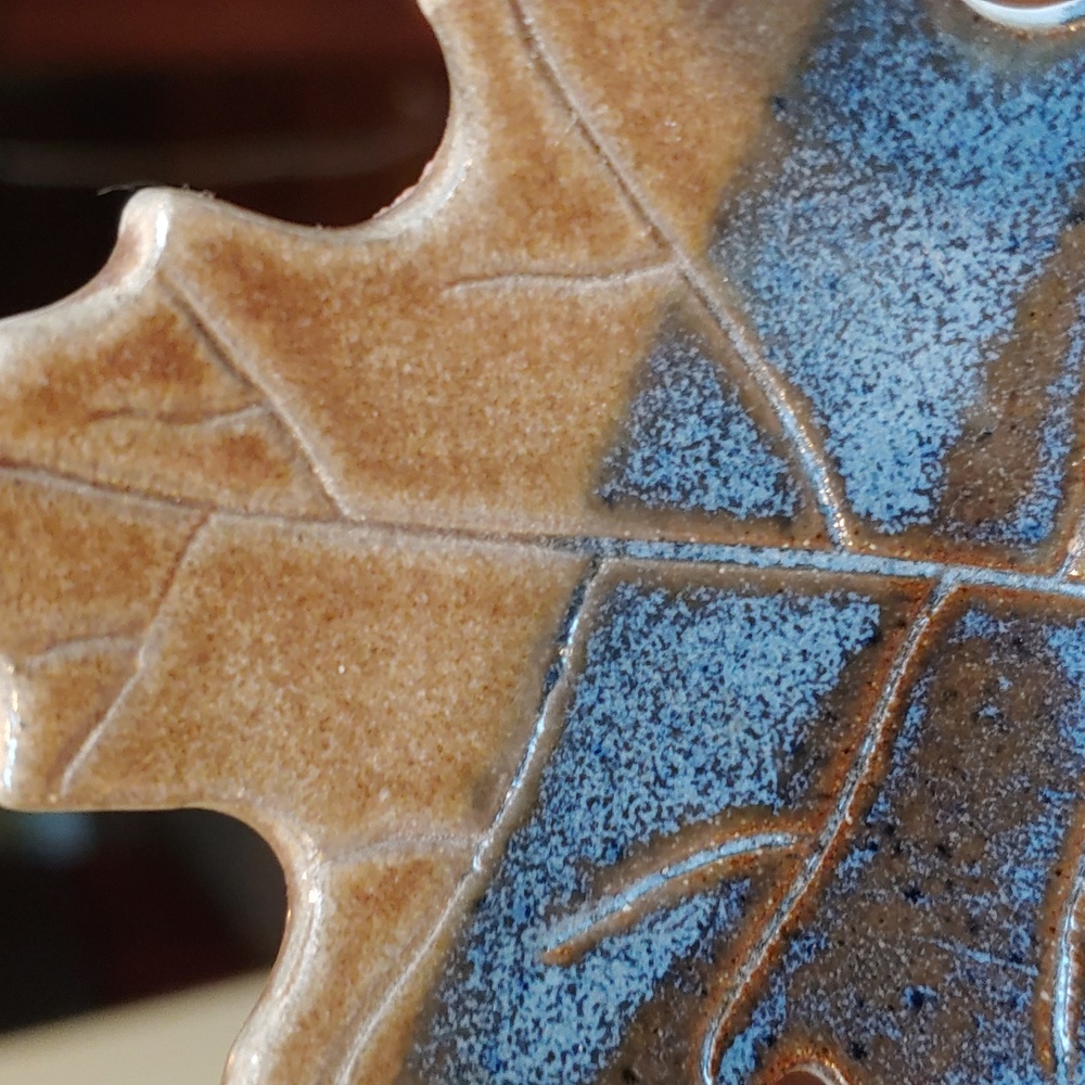 Set of 2 decorative ceramic leaves